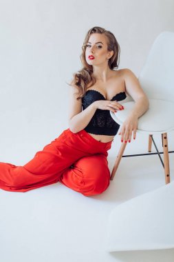 genç kadın kırmızı pantolonuyla poz