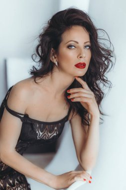 Kırmızı dudaklı güzel bir genç kadın.
