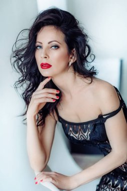 Kırmızı dudaklı güzel bir genç kadın.