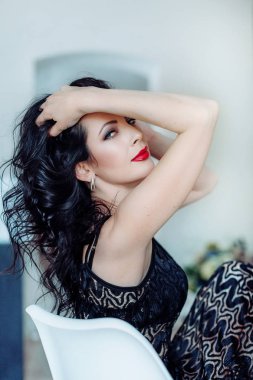 Kırmızı dudaklı güzel bir genç kadın.