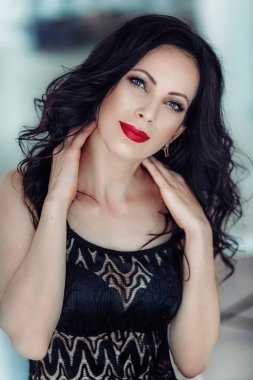 Kırmızı dudaklı güzel bir genç kadın.