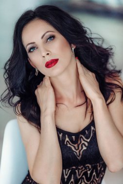 Kırmızı dudaklı güzel bir genç kadın.