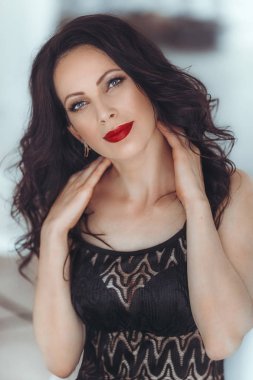 Kırmızı dudaklı güzel bir genç kadın.