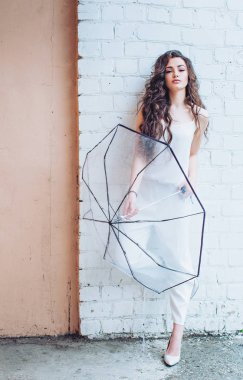 Beyaz elbiseli genç bir kadın.