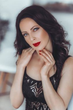 Kırmızı dudaklı güzel bir genç kadın.
