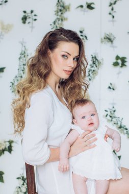 genç anne ve bebek kız