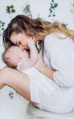 genç anne ve bebek kız