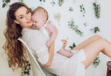 genç anne ve bebek kız