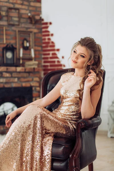 Jonge vrouw poseren in Quest mode — Stockfoto