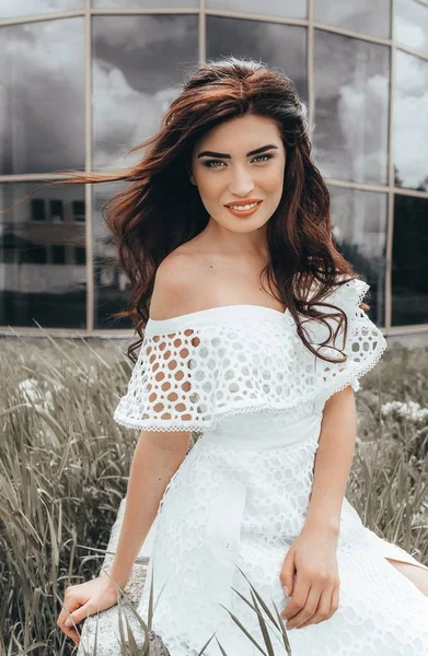 Jovem posando em vestido branco — Fotografia de Stock