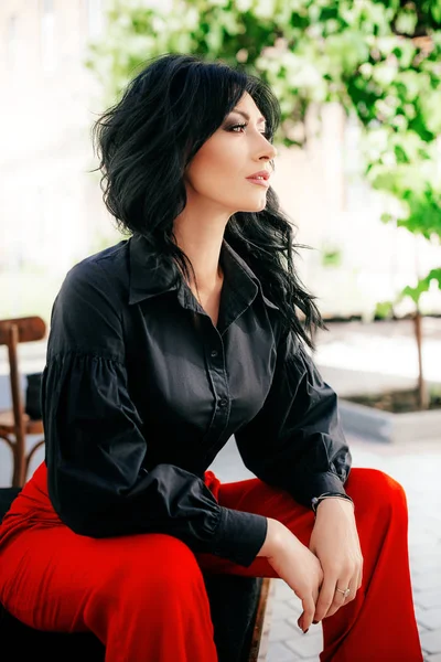 genç kadın kırmızı pantolonuyla poz