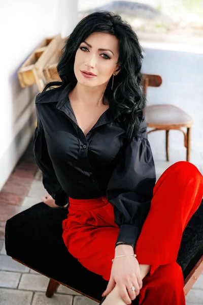 Jeune femme posant en pantalon rouge — Photo