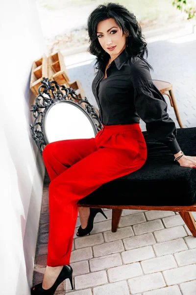 Jeune femme posant en pantalon rouge — Photo