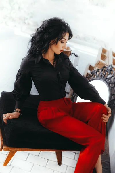 Ung kvinna poserar i röda byxor — Stockfoto