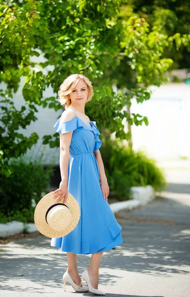 Mujer posando en vestido de verano —  Fotos de Stock