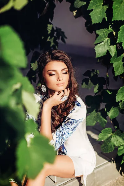 Jonge vrouw poseren in zomerjurk — Stockfoto