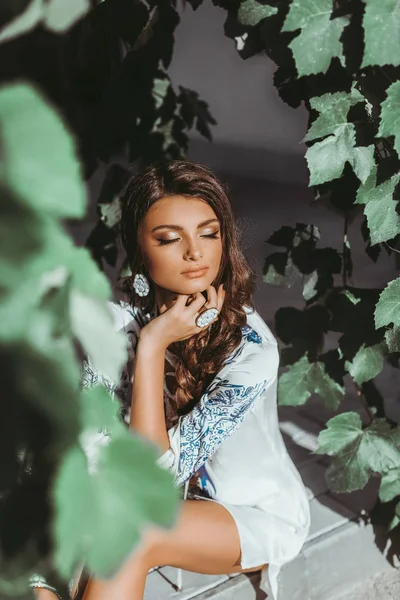 Jovem mulher posando no vestido de verão — Fotografia de Stock