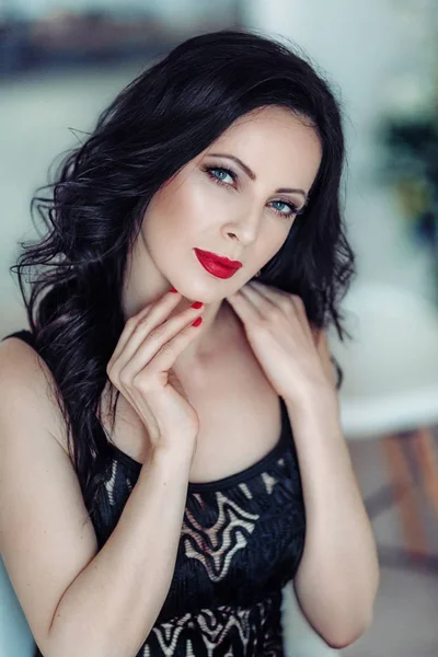 Красива молода жінка з червоними губами — стокове фото