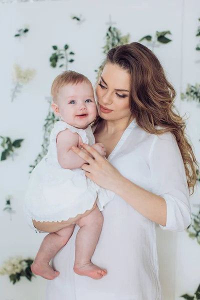 Jovem mãe e seu bebê menina — Fotografia de Stock