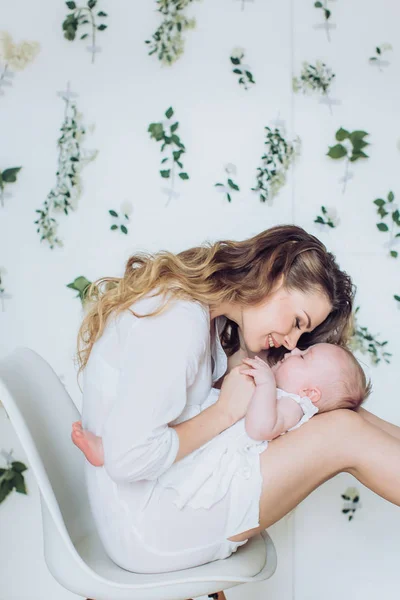 Jovem mãe e seu bebê menina — Fotografia de Stock