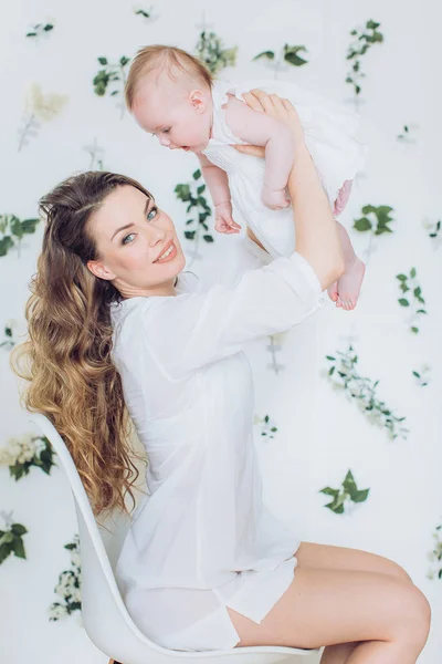 Joven madre y su bebé —  Fotos de Stock