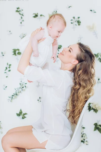 Jovem mãe e seu bebê menina — Fotografia de Stock