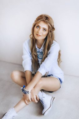 Yazlık giysiler içinde poz kadın