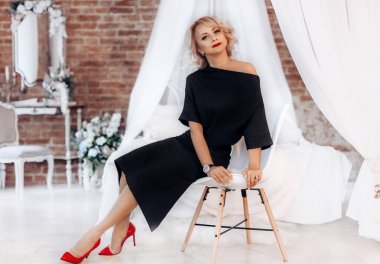 sarışın kadın Siyah elbisenin içinde poz