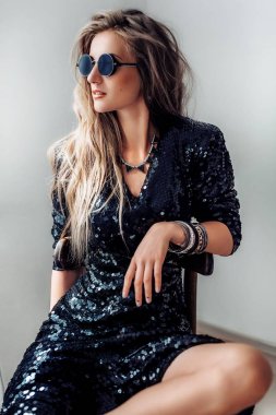  genç kadın siyah güneş poz