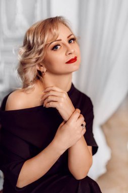 sarışın kadın Siyah elbisenin içinde poz