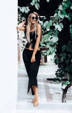  genç kadın siyah güneş poz