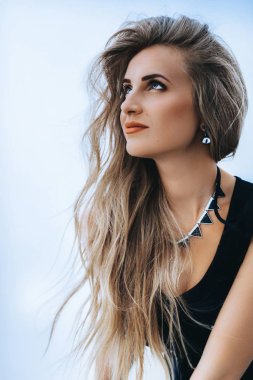  genç kadın siyah giysilerle poz