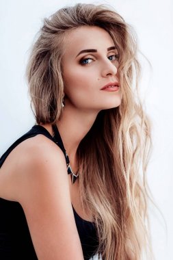  genç kadın siyah giysilerle poz