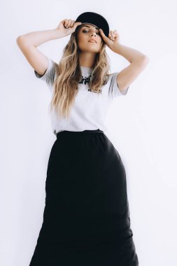 genç kadın moda giysiler içinde poz