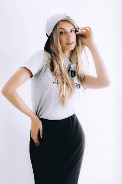 genç kadın moda giysiler içinde poz