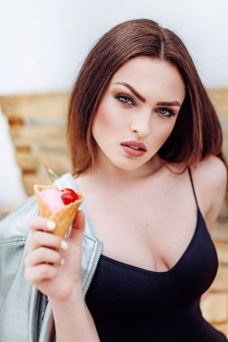 Güzel genç kadın dondurma ile