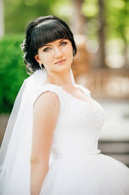 Beyaz elbiseli güzel gelin