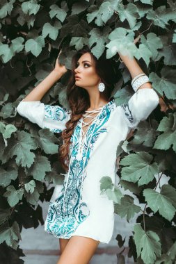 genç kadın yaz elbiseyle poz