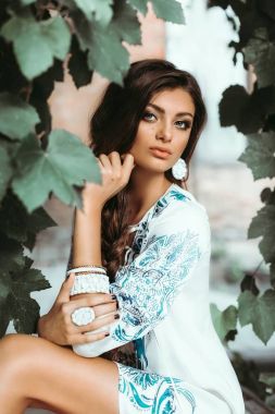 genç kadın yaz elbiseyle poz