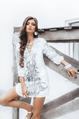 genç kadın yaz elbiseyle poz