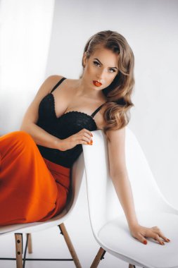 genç kadın kırmızı pantolonuyla poz