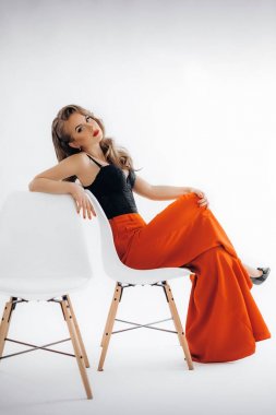 genç kadın kırmızı pantolonuyla poz