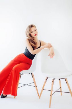 genç kadın kırmızı pantolonuyla poz