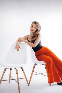 genç kadın kırmızı pantolonuyla poz