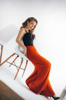 genç kadın kırmızı pantolonuyla poz