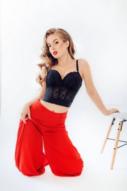 genç kadın kırmızı pantolonuyla poz