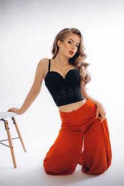 genç kadın kırmızı pantolonuyla poz