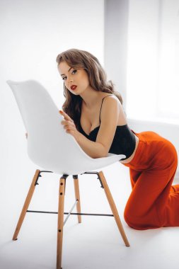 genç kadın kırmızı pantolonuyla poz