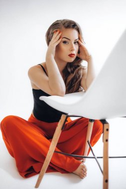 genç kadın kırmızı pantolonuyla poz