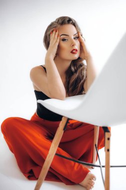 genç kadın kırmızı pantolonuyla poz